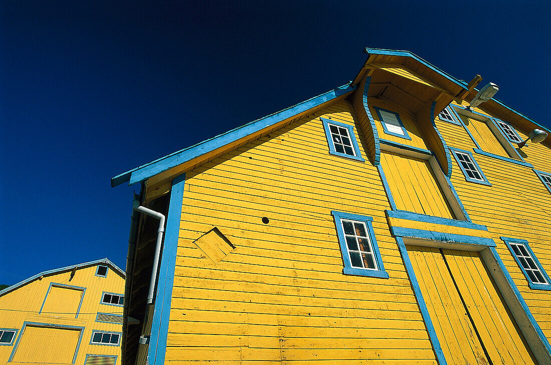 Gelbes Lagerhaus, Helnessund, Steigen, Nordland, Norwegen
