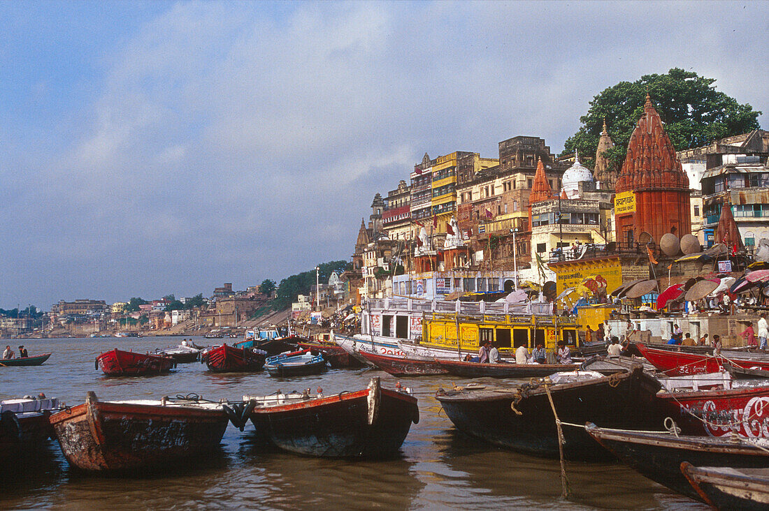 Boote auf dem Fluss Ganges, Dasaswamedh Ghat, Varanasi, Benares, Uttar Pradesh, Indien, Asien