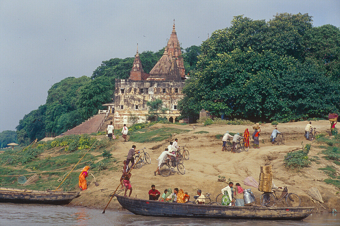 Ferry boat at Varauna mouth in front of Aadi Keshav temple, Ganges river, Varanasi, Benares, Uttar Pradesh, India, Asia