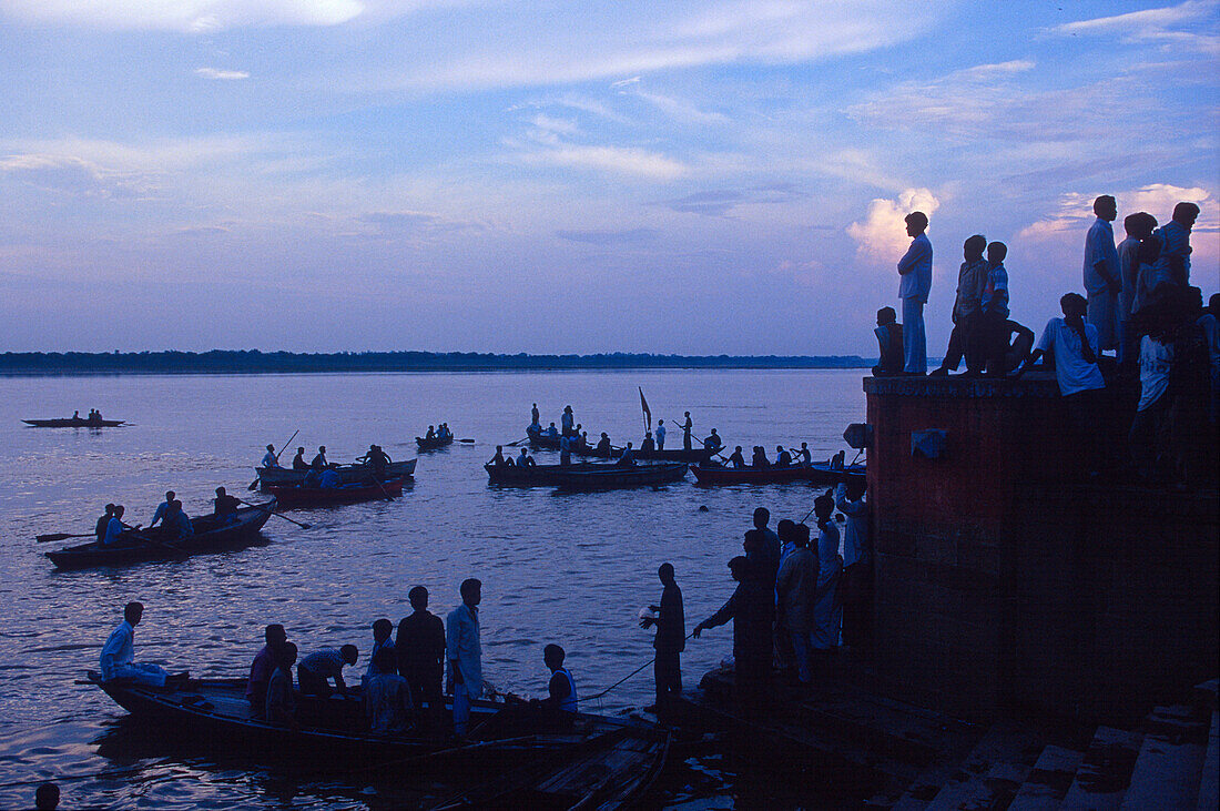 Pilgrims, Ganges river, Kedar Ghat, Varanasi, Benares Uttar Pradesh, India