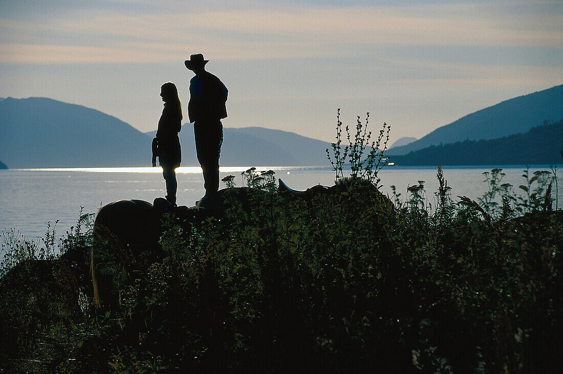 Silhouette eines Paars, Aussicht betrachten, Reiten, Norwegen