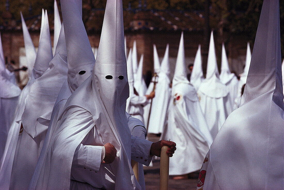 Menschen in weissen Kutten bei einer Prozession, Semana Santa, Sevilla, Andalusien, Spanien, Europa