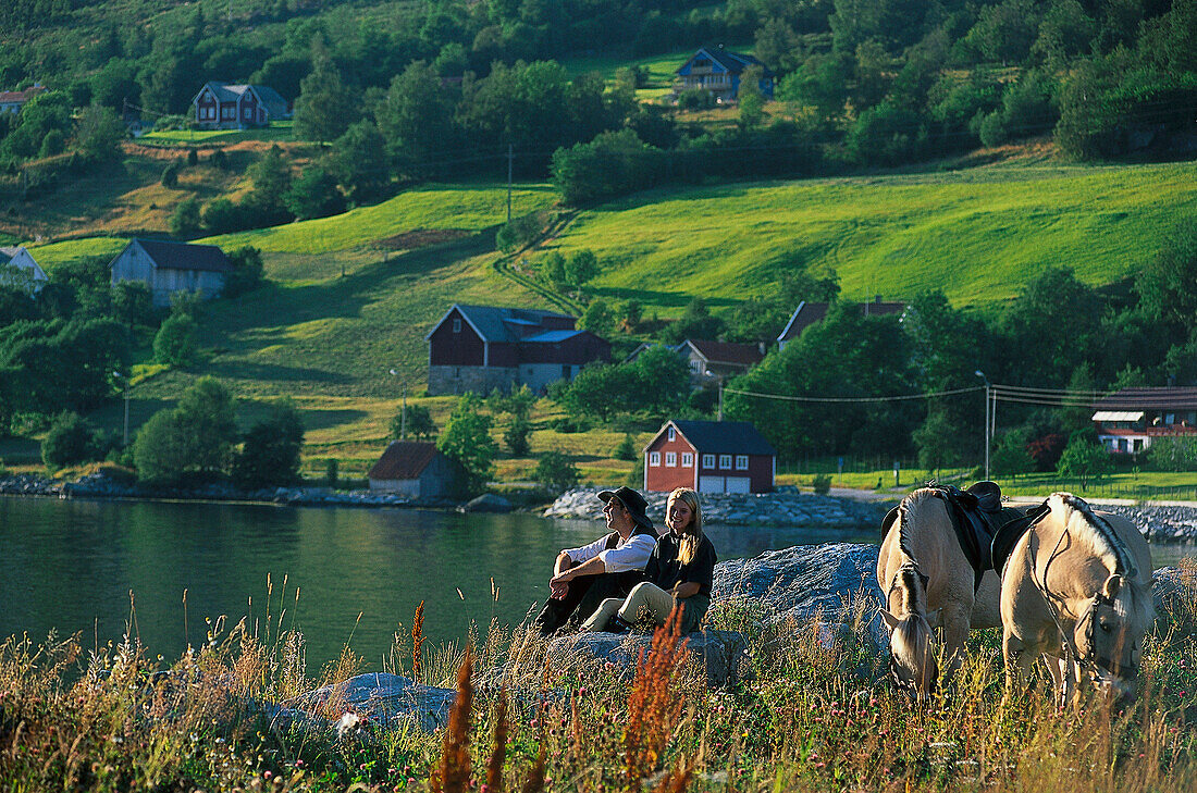 Zwei Leute beim Reiten, Nordfjord, Norwegen