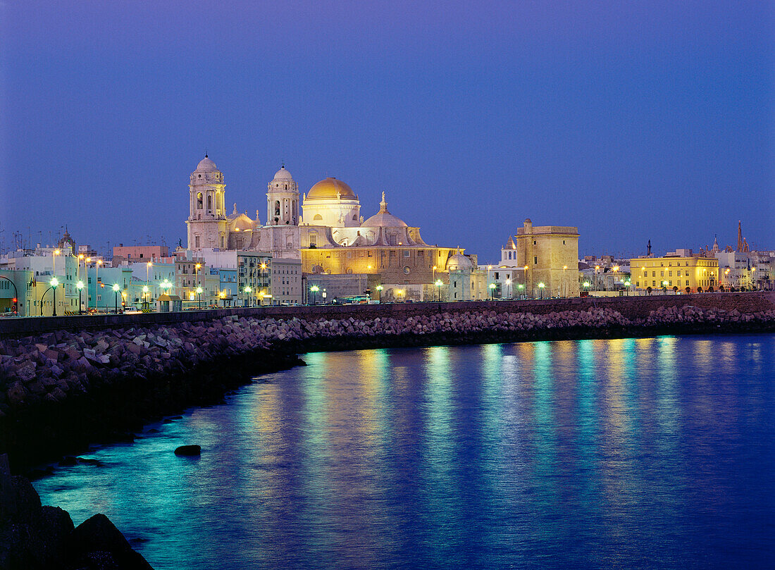 Stadtansicht mit Kathedrale, Cádiz, Mittelmeer, Andalusien, Spanien