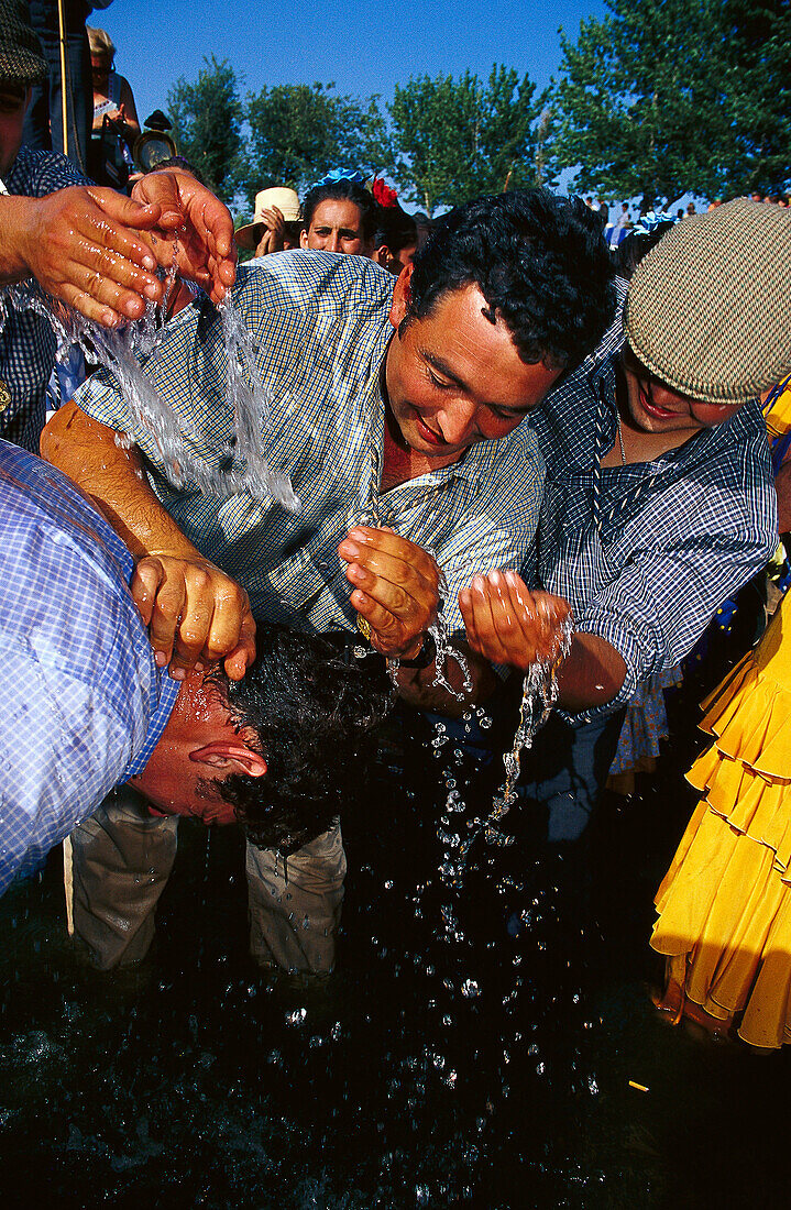 Ein Pilger wird im Fluss getauft, Rio Quema, El Rocío, Andalusien, Spanien, Europa