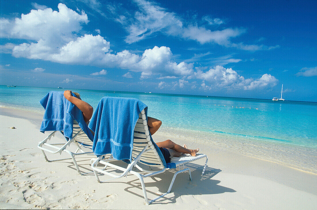 Liegestuehle am 7 Mile Beach, Grand Cayman, Cayman Islands Karibik