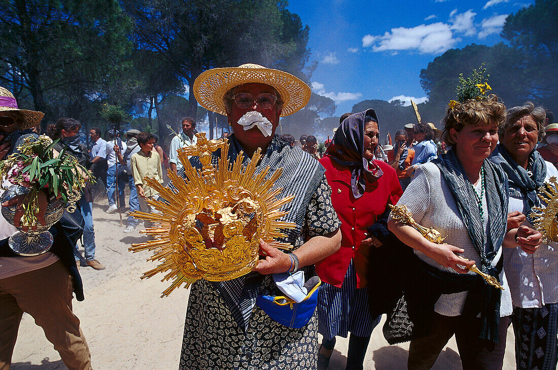 Pilger tragen liturgische Gegenstände auf ihrer Reise, Andalusien, Spanien