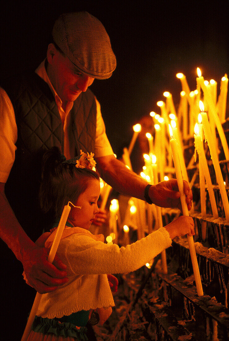 Pilger zünden Kerzen an, El Rocío, Andalusien, Spanien