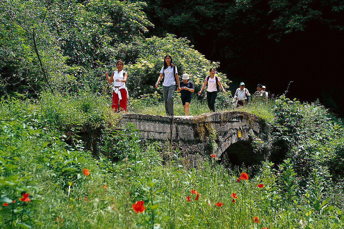 Menschen beim Wandern in der nähe von Sorano, Toskana, Italien