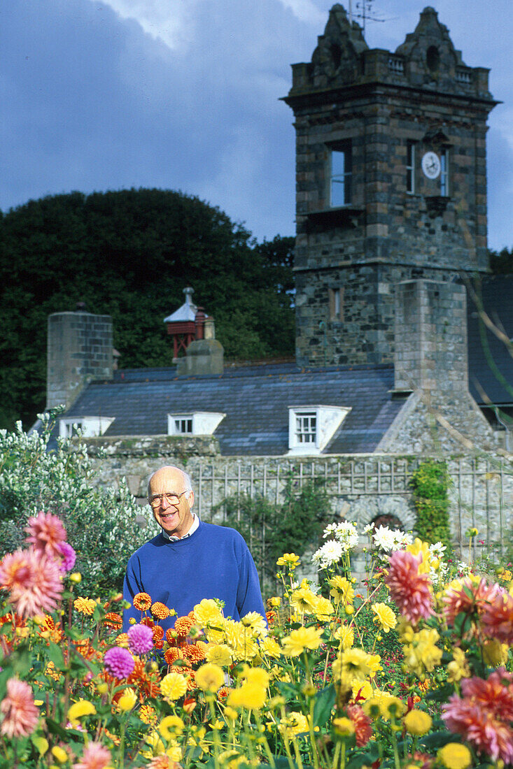 Michael Beaumont im Garten, Sark, Kanalinseln, England