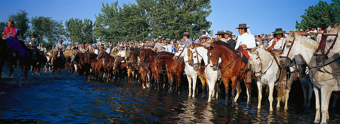 Pilger zu Pferde stehen im Fluss, Andalusien, Spanien