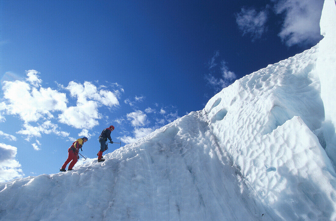 Zwei Leute beim Eisklettern, Briksdalgletscher, Norwegen, Fully released