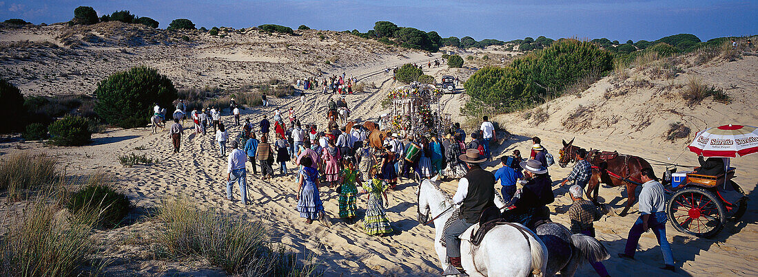 Pilger durchqueren den Donana Nationalpark zu Fuss und zu Pferde, Andalusien, Spanien