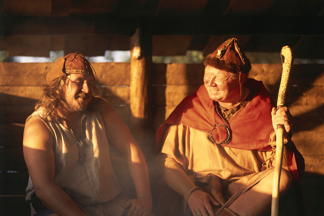 Zwei Männer, Wikinger, in Wikinger Dorf Storholmen, Wikingermuseum, Storholmen, Stockholmer Schären, Sweden