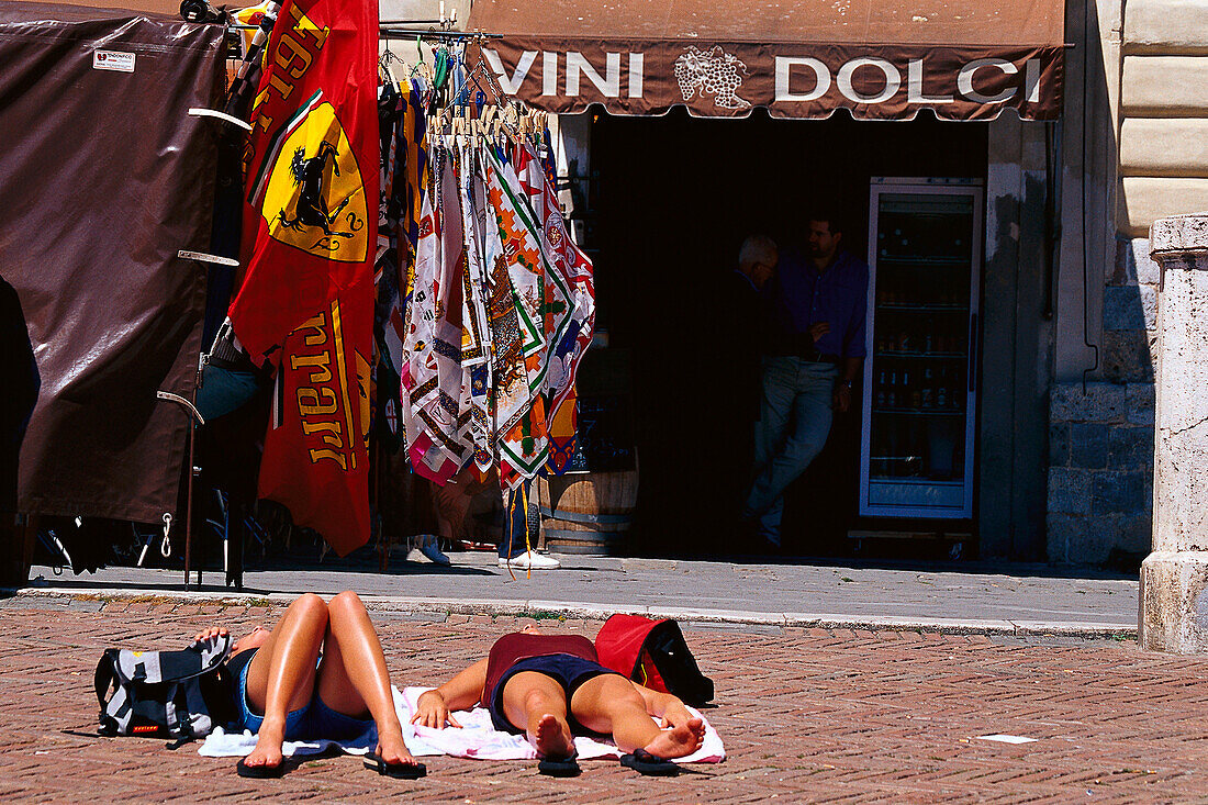 Zwei liegende Frauen am Piazza del Campo, Siena, Toskana, Italien