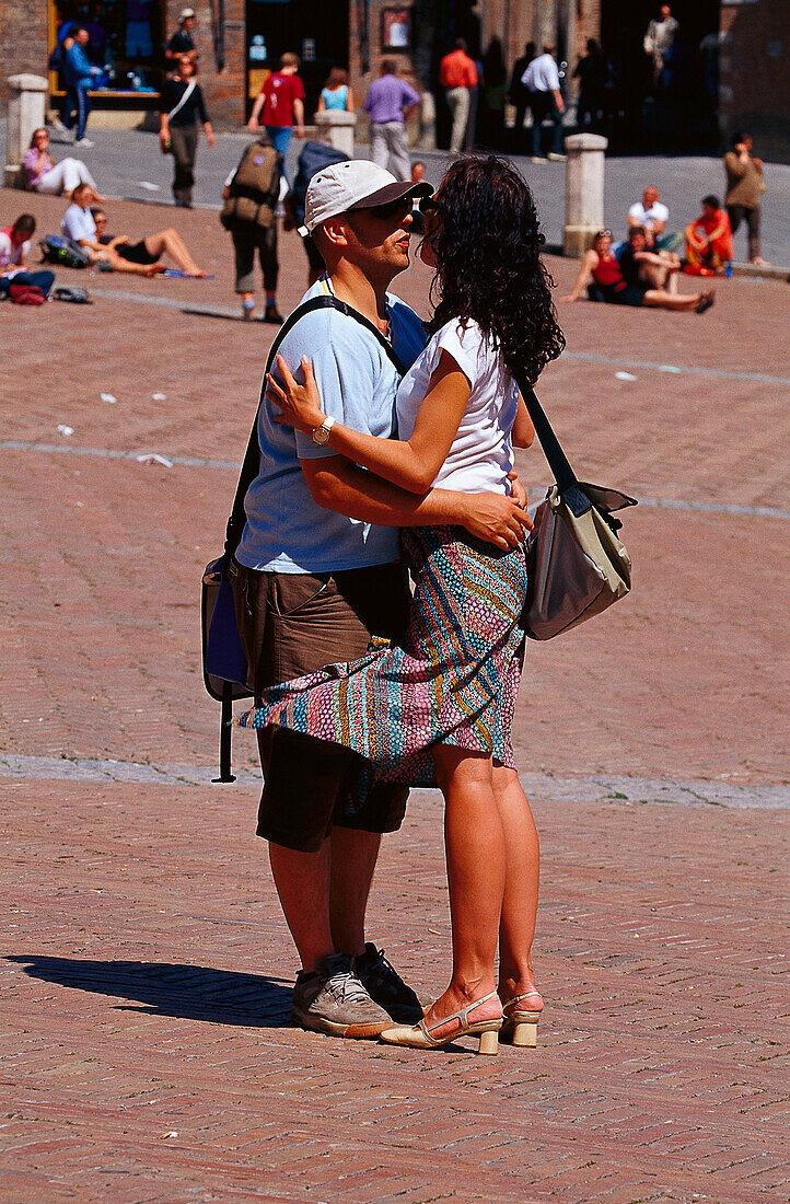 Umarmendes Paar am Piazza del Campo, Siena, Toskana, Italien