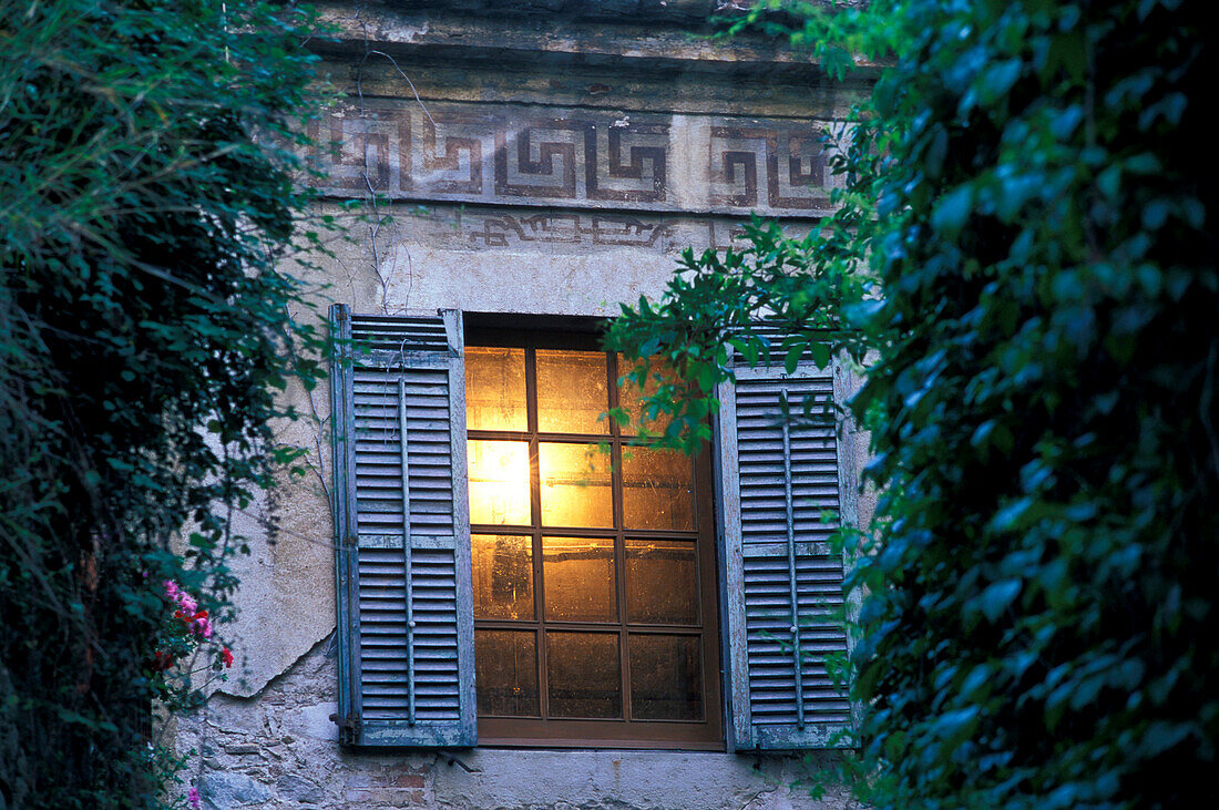 Erleuchtetes Fenster in der Altstadt am Abend, Girona, Katalonien, Spanien, Europa