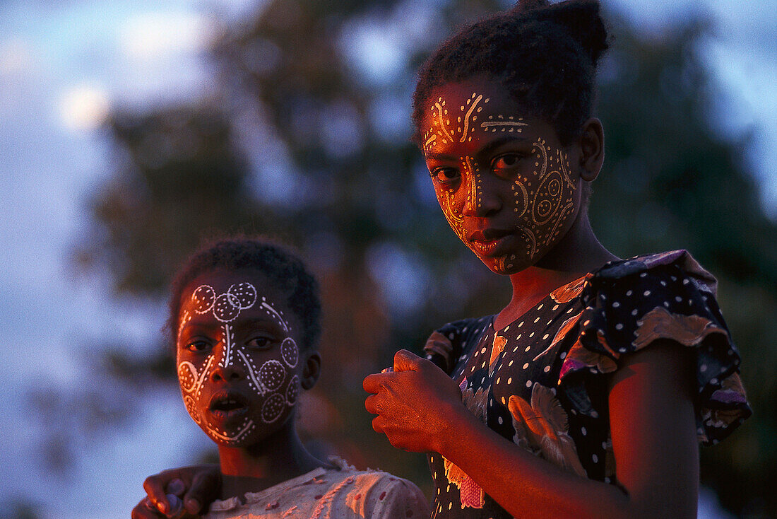 Mädchen mit Gesichtsbemalung, Nosy Be, Madagaskar