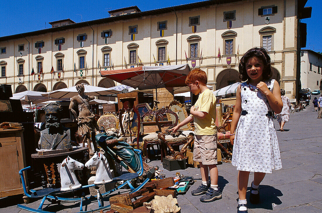 Antiquitätenmarkt, Piazza Grande, Arezzo, Toskana, Italien