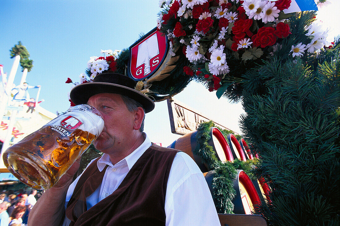 Drayman, Einzug der Wiesnwirte, Drayman drinking a mass of beer, Munich
