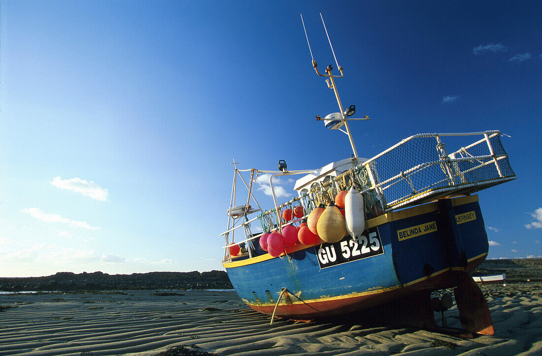 Fischerboot bei Ebbe, Cobo Bay, Guernsey Kanalinseln