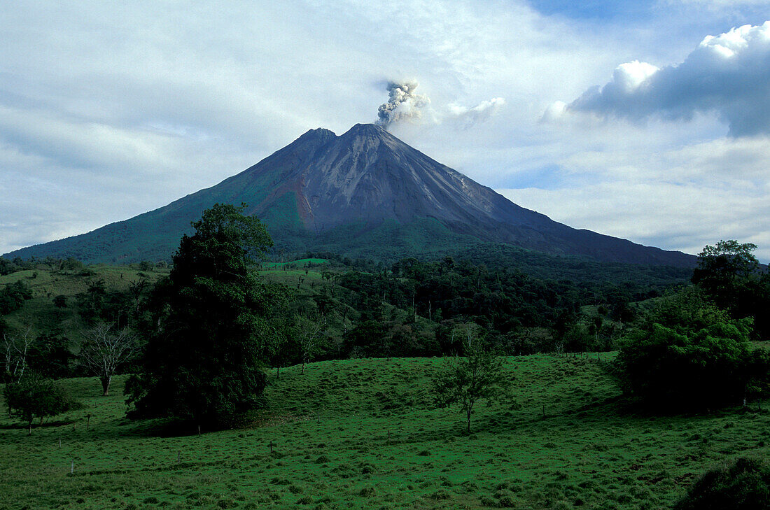 Vulkanausbruch, Vulkan Arenal unter Wolkenhimmel, La Fortuna, Costa Rica, Mittelamerika, Amerika