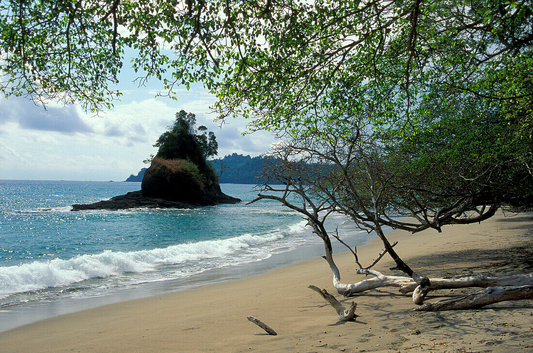 Idyllischer Strand im Sonnenlicht, Playa Espadilla, Manuel Antonio, Costa Rica, Mittelamerika, Amerika