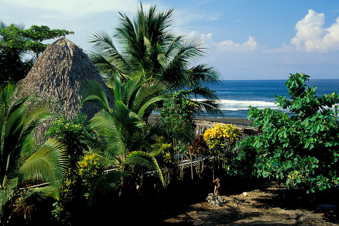 Pavillon und Palmen am Strand, Playa Hermosa, Jaco, Costa Rica, Mittelamerika, Amerika