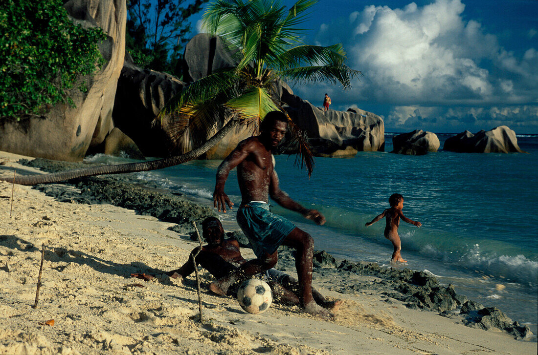 Fußballspiel am Strand, Anse Source d´Argent, La Digue Seychellen