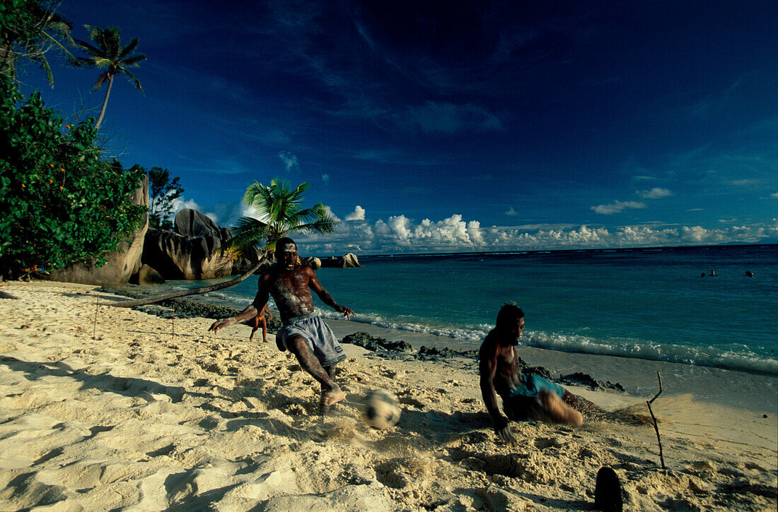 Fussballspiel am Strand, Anse Source d´Argent, La Digue Seychellen