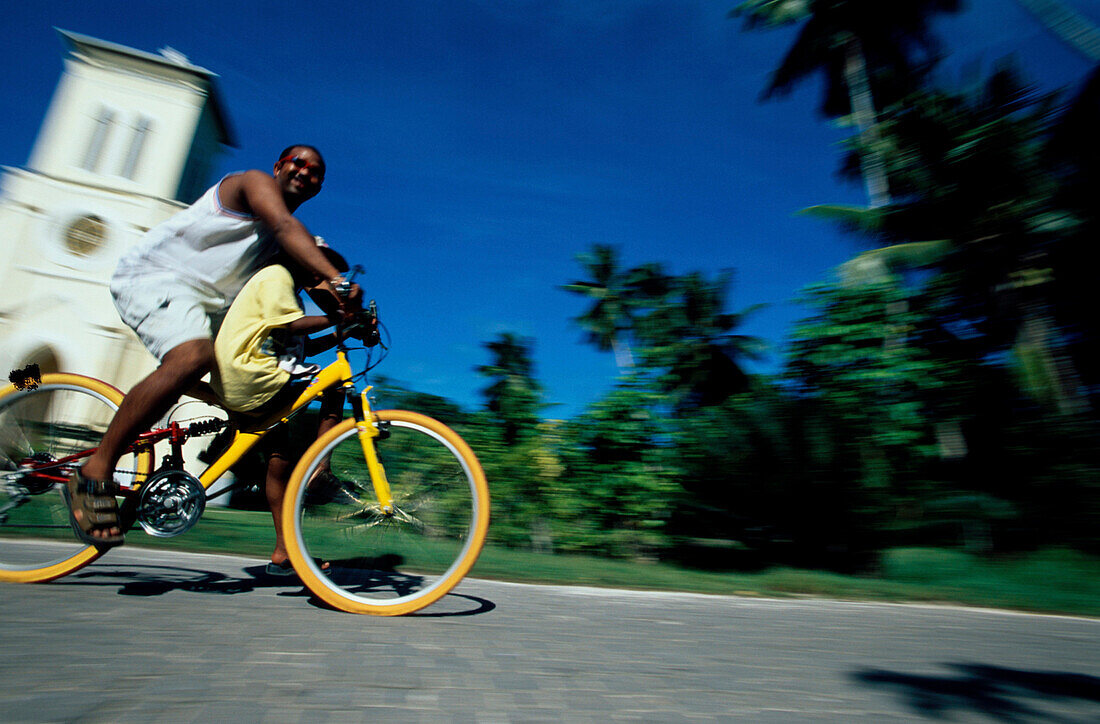 Radfahrer, Kirche, La Digue Seychellen