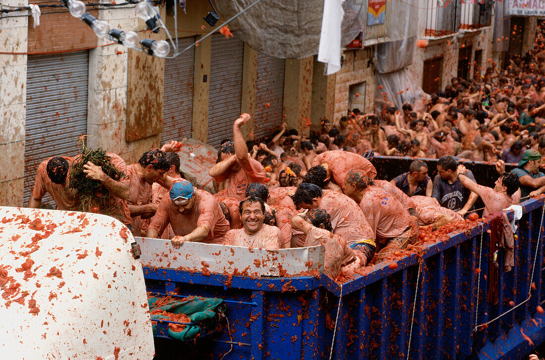 Mit Einem Lkw Dekotomaten In Menschenmenge Auf Tomatina Festival Stockfoto  und mehr Bilder von Tomatina Valencia - iStock