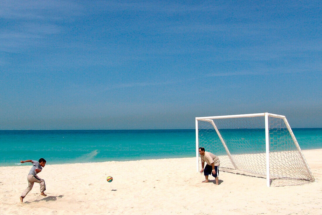 Vater und Sohn spielen Fußball, Jumeira Beach Sport, Dubai, Vereinigte Arabische Emirate, VAE