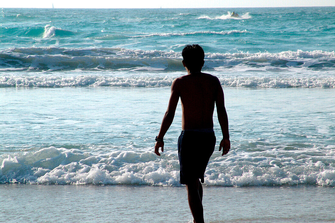 Man on the waterfront at Jumeirah Beach, Dubai, UAE, United Arab Emirates, Middle East, Asia