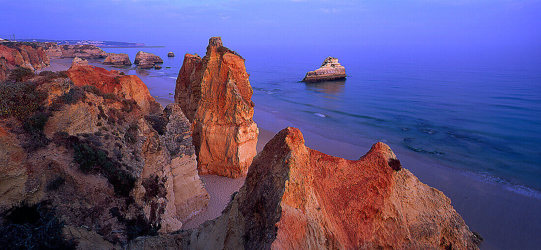 Strand und Felsen, Praia da Rocha, bei Portimao, Algarve Portugal, Europa