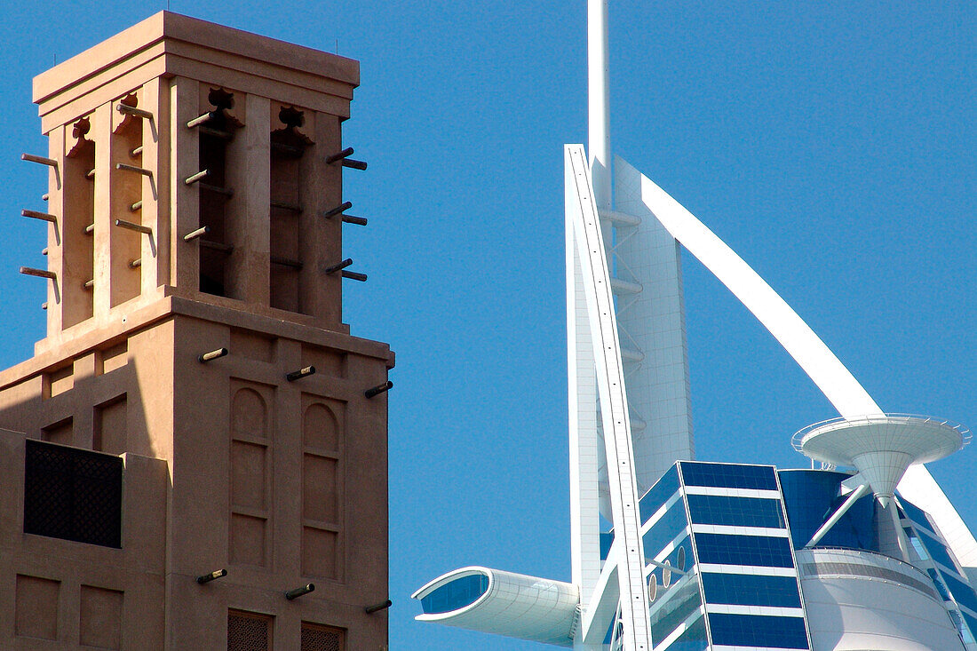 Das Hotel Burj al Arab und Windturm im Sonnenlicht, Dubai, VAE, Vereinigte Arabische Emirate, Vorderasien, Asien