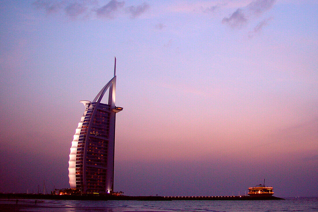Hotel Burj al Arab in der Abenddämmerung, Dubai, VAE, Vereinigte Arabische Emirate, Vorderasien, Asien
