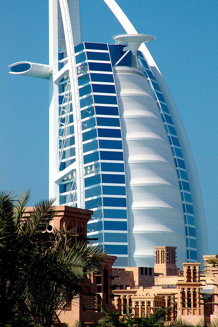 Das Hotel Burj al Arab vor arabischen Windtürmen, Madinat Jumeira, Dubai, UAE, Vereinigte Arabische Emirate, Vereinigte Arabische Emirate, United Arab Emirates