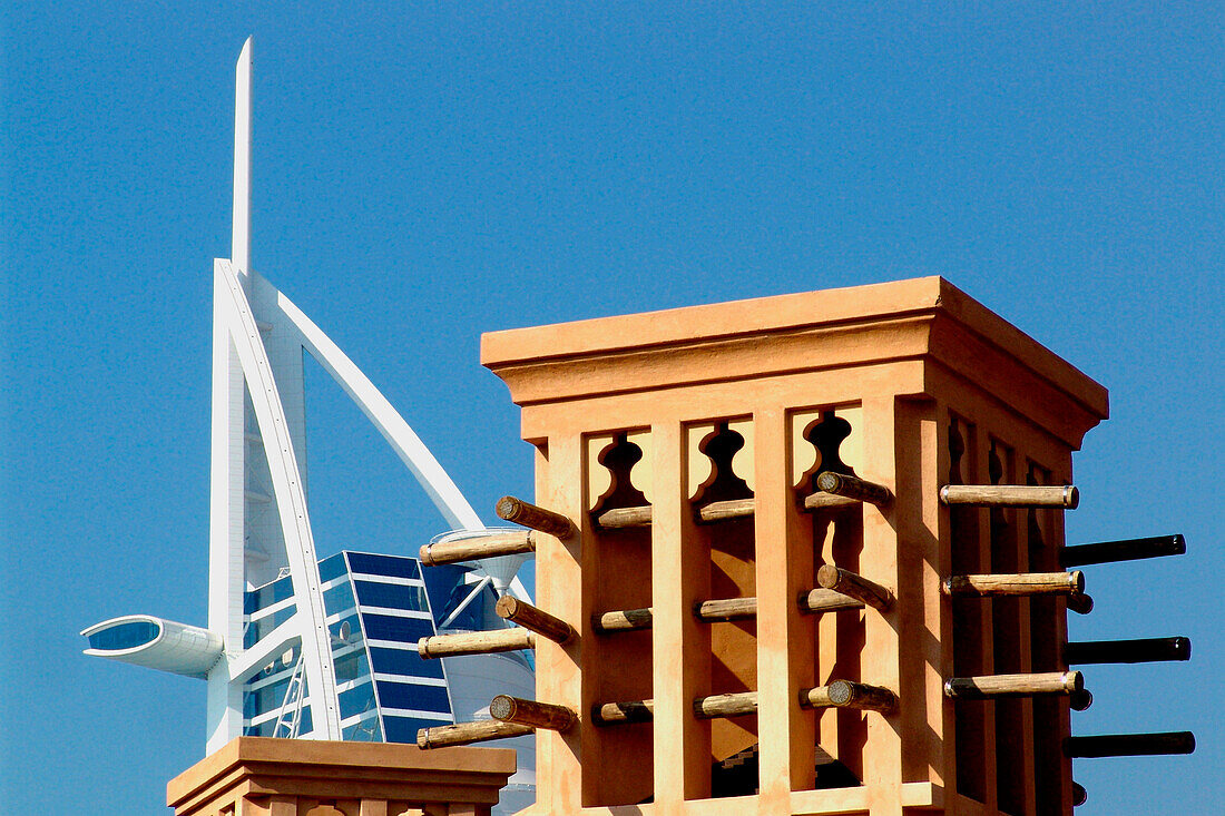Das Hotel Burj al Arab und Windturm im Sonnenlicht, Dubai, VAE, Vereinigte Arabische Emirate, Vorderasien, Asien