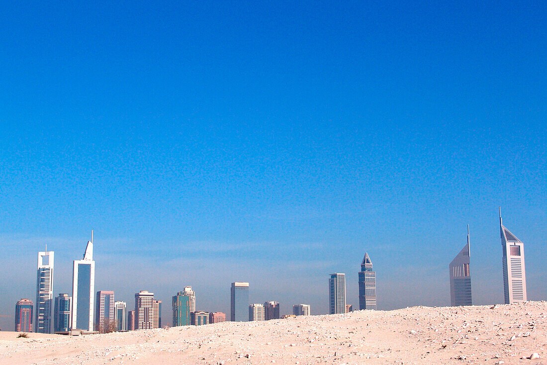 Wüstensand und Dubai Skyline unter blauem Himmel, Dubai, VAE, Vereinigte Arabische Emirate, Vorderasien, Asien