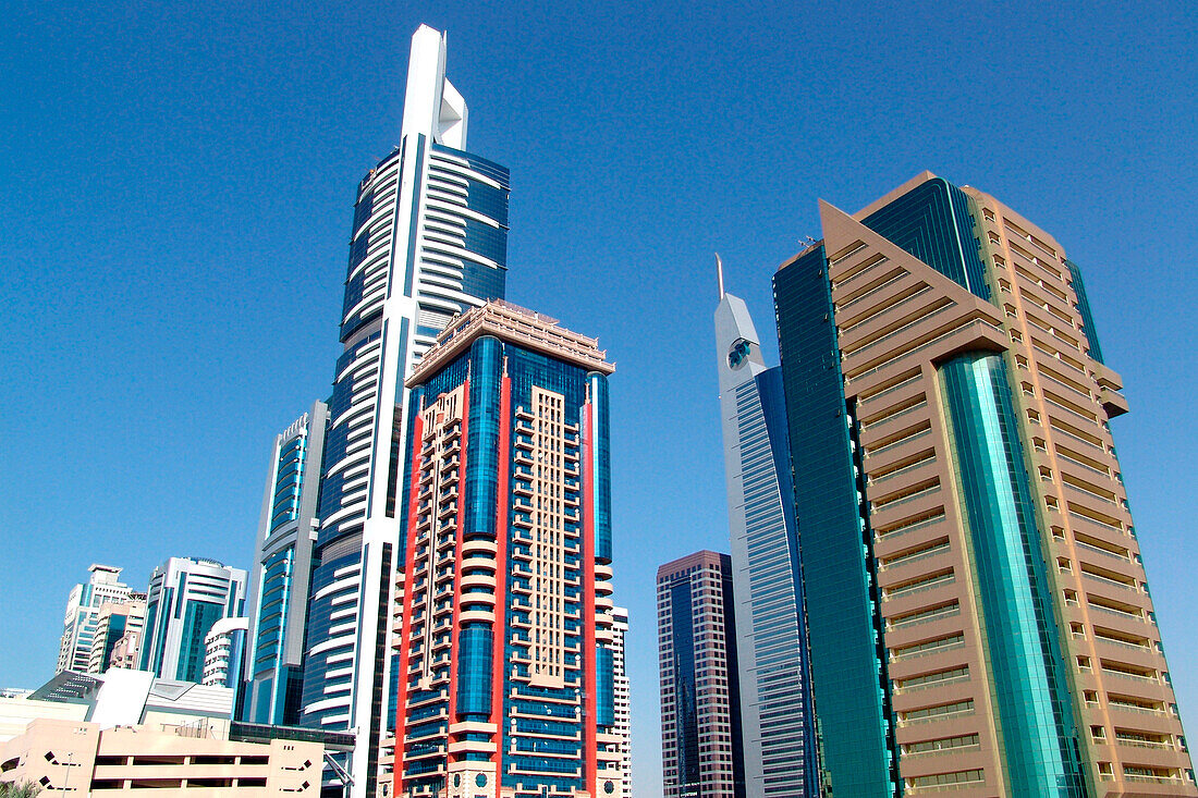 Moderne Hochhäuser unter blauem Himmel, Sheik Zayed Road, Dubai, VAE, Vereinigte Arabische Emirate, Vorderasien, Asien