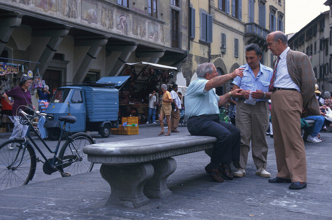Männergespräch, Piazza San Croce, Florenz Toskana, Italien