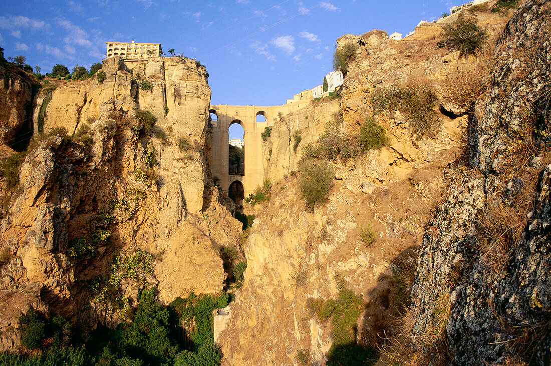 Parador, Luxushotel, Puerte Nuevo, aus dem 18. Jahrhundert, Brücke über El Tajo Schlucht, Guadalevin Fluss, Altstadt von Ronda, Provinz Malaga, Andalusien, Spanien