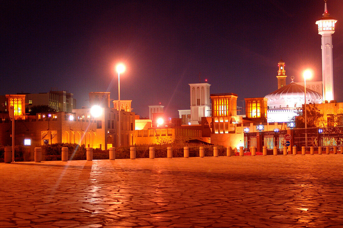 Menschenleerer Platz in Bur Dubai bei Nacht, Dubai, VAE, Vereinigte Arabische Emirate, Vorderasien, Asien