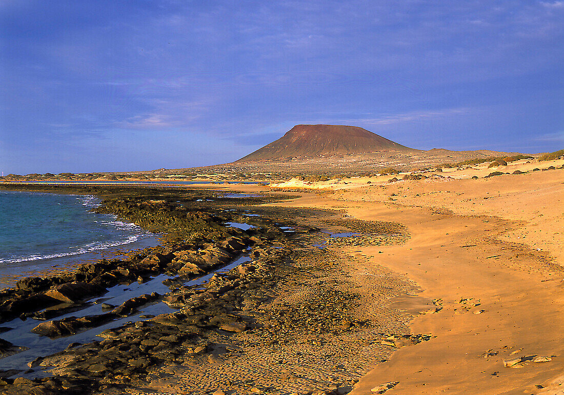 Playa del Salado, Montana Amarilla, Bahia del Salado, La Graciosa Kanarische Inseln, Spanien, near Lanzarote