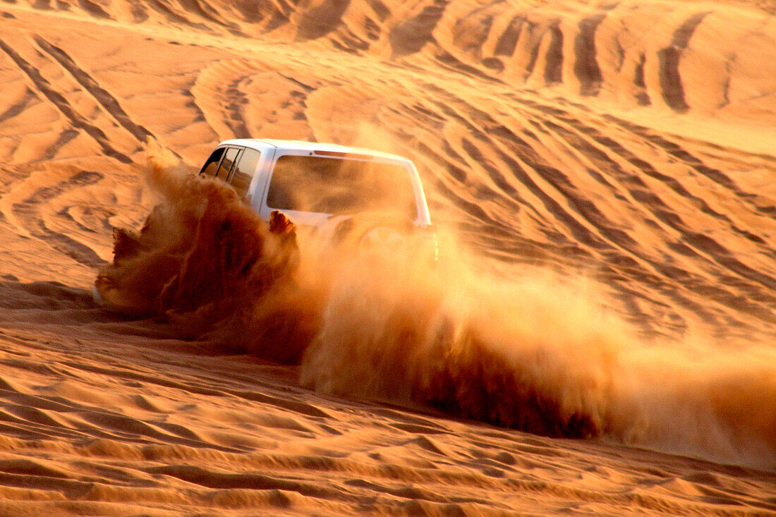 Jeep auf einer Düne in der Wüste, Dubai, Vereinigte Arabische Emirate, Vorderasien, Asien