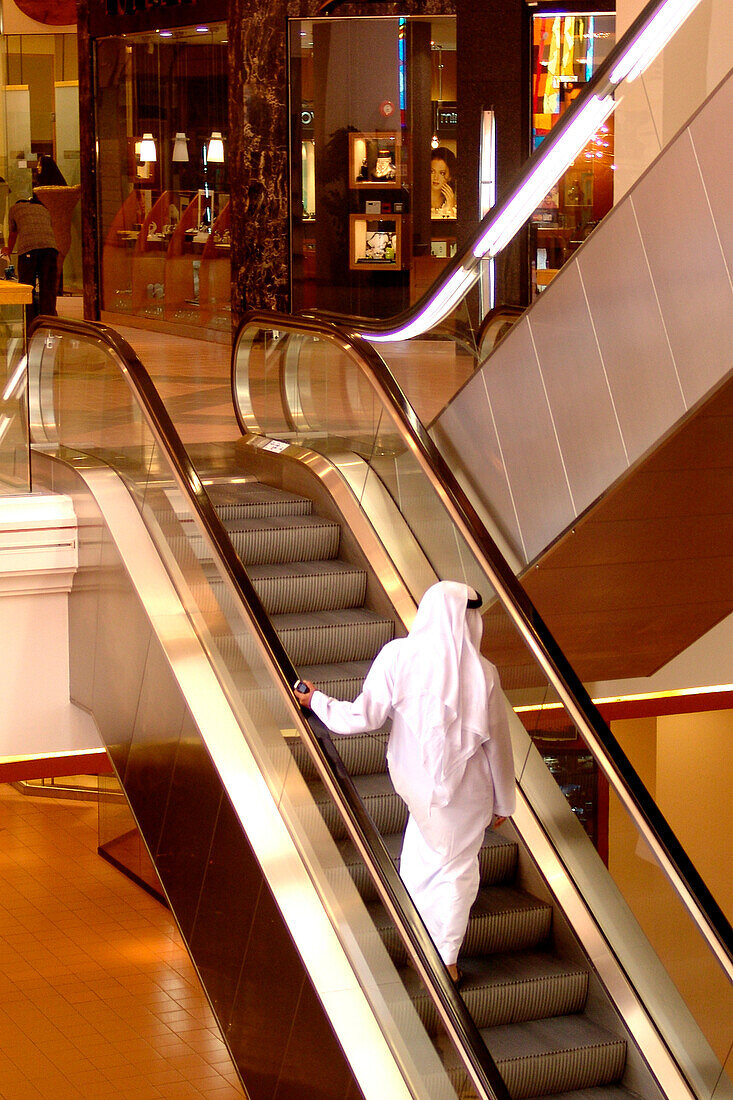 Mann auf Rolltreppe, Dubai, Vereinigte Arabische Emirate