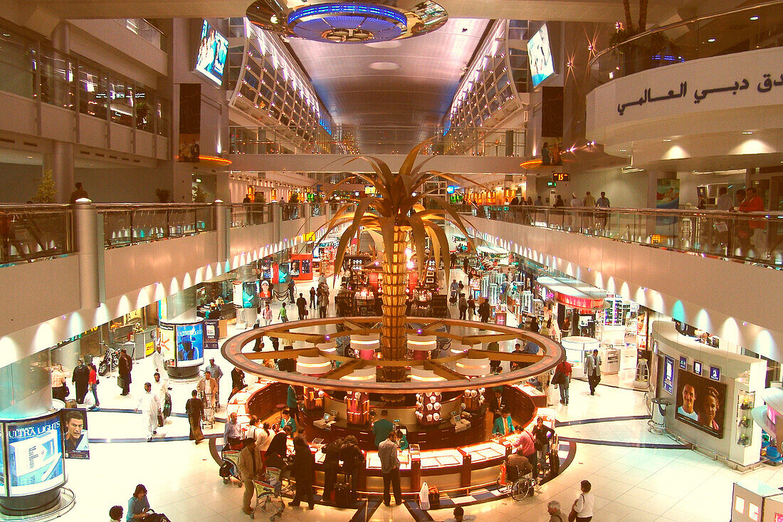Menschen bei Duty Free Shops am Flughafen, Dubai, VAE, Vereinigte Arabische Emirate, Vorderasien, Asien