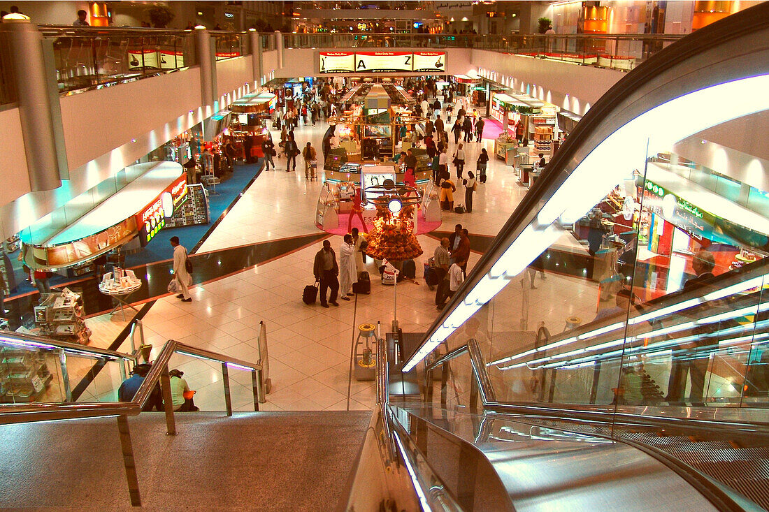 Menschen bei Duty Free Shops am Flughafen, Dubai, VAE, Vereinigte Arabische Emirate, Vorderasien, Asien