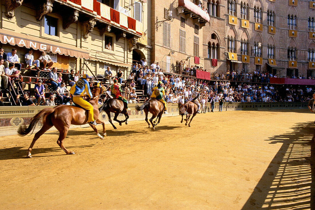 Palio, Pferderennen, Festivals auf der Piazza del Campo, Siena, Toskana, Italien